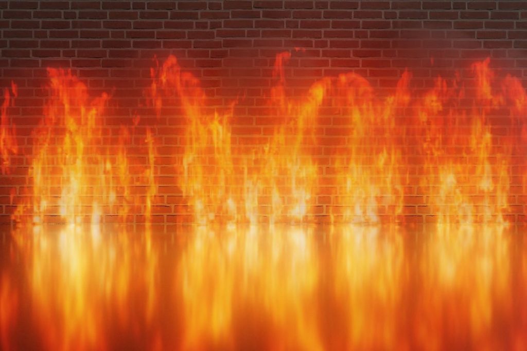 Muro di fuoco che rappresenta un Firewall UTM