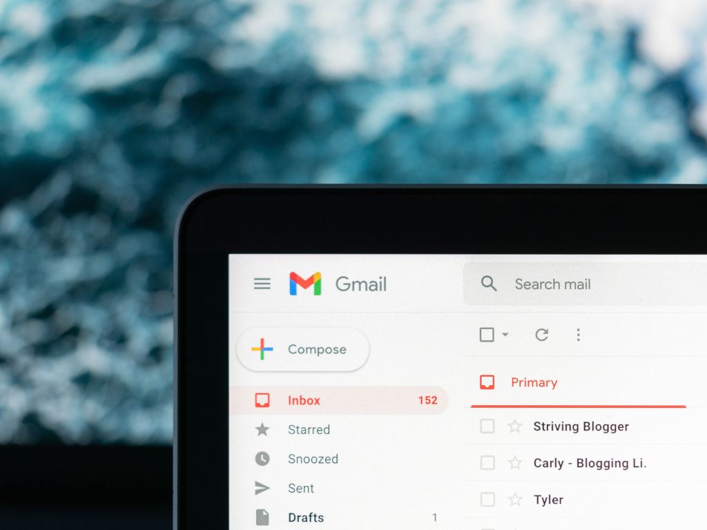 L'uso di domini pubblici come Gmail da parte di aziende può essere un indicatore di phishing